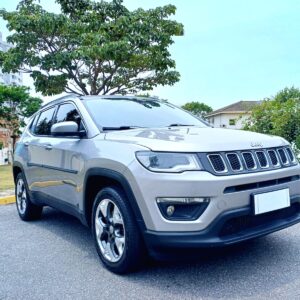 Jeep Compass Longitude 2.0 Flex Câmbio automático Ano 2019 Prata SÓ 69.000KM SUV completíssimo e com interior na cor branco gelo e pacote de som Beats. POR APENAS R$97.990