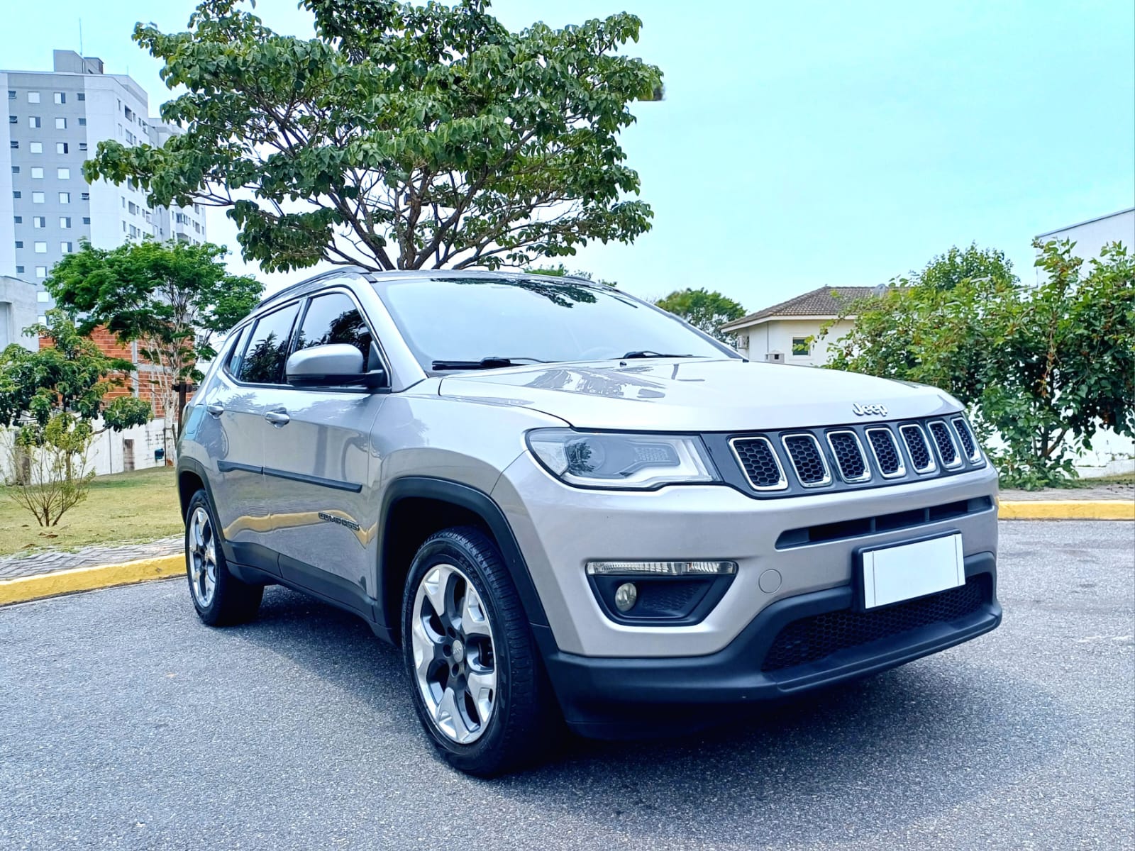 Jeep Compass Longitude 2.0 Flex Câmbio automático Ano 2019 Prata SÓ 69.000KM SUV completíssimo e com interior na cor branco gelo e pacote de som Beats. POR APENAS R$97.990