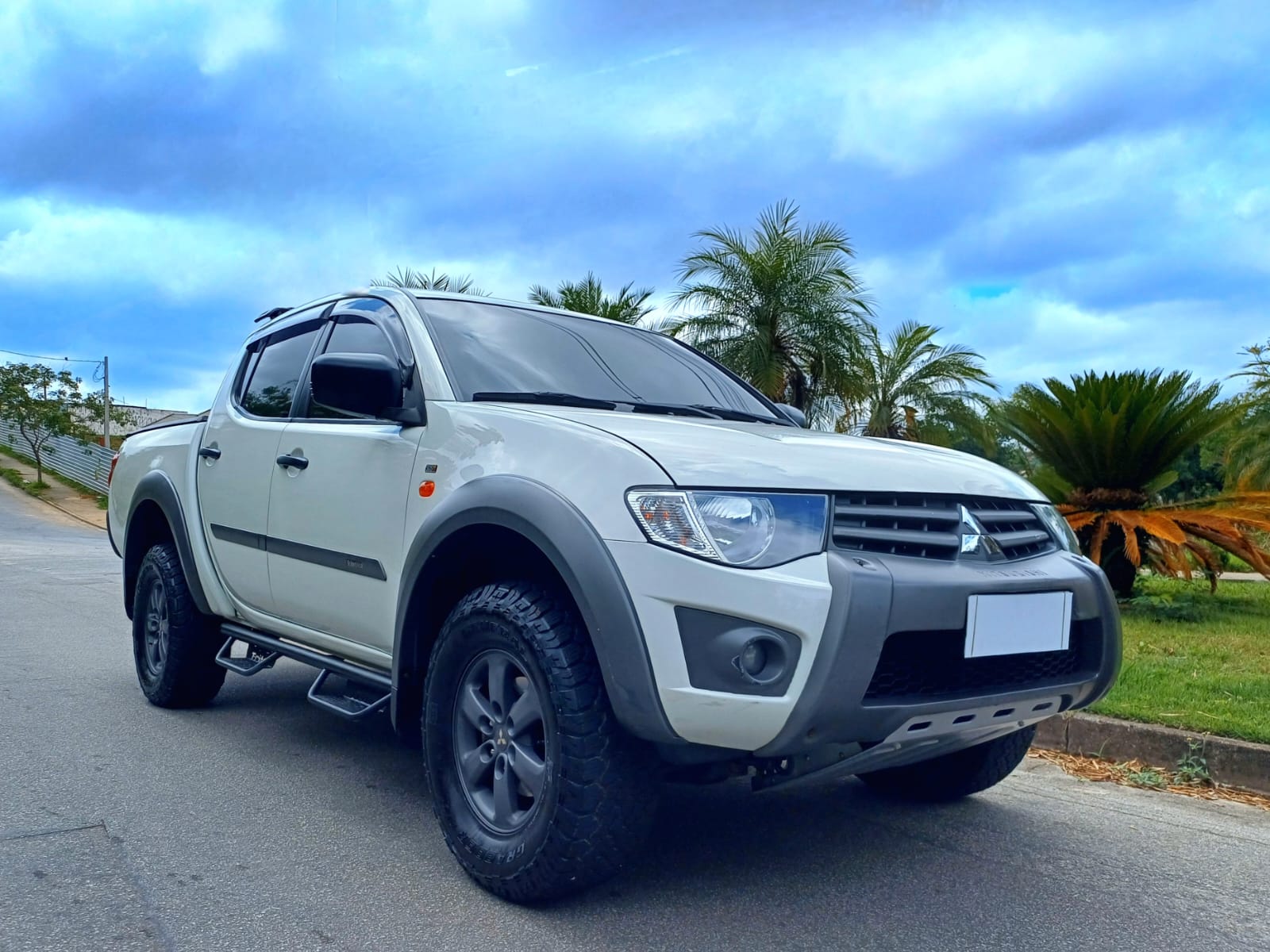 Mitsubishi L200 Triton HLS Chrome Ed. 2.4 Flex Câmbio manual Ano 2017 Branca 90.000km Apenas R$89.990