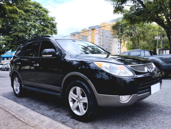 Hyundai Veracruz GLS 3.8 4WD Câmbio automático - Tração 4x4 7 lugares - Ano 2010 - Cor Preto Com apenas 132.000km Completíssimo BEM ABAIXO DA TABELA! CARRO IMPECÁVEL!!! PNEUS NOVOS, MECÂNICA EXCELENTE E TUDO FUNCIONANDO PERFEITAMENTE. DOCUMENTAÇÃO EM DIA E PERÍCIA CAUTELAR APROVADA! (CONSTA NO HISTÓRICO DA PERÍCIA PASSAGEM POR LEILÃO).