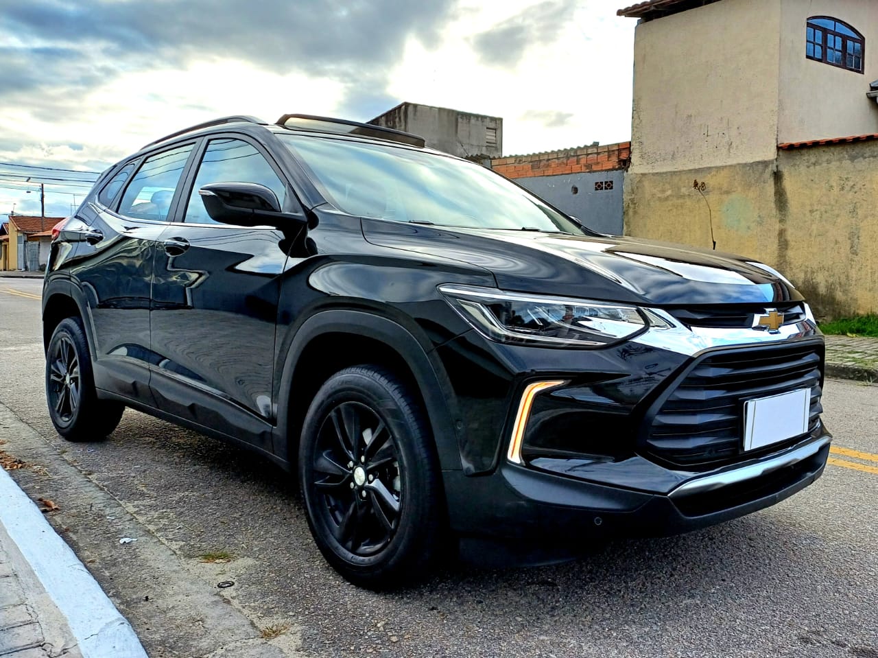 Tracker Premier 2022 em São José dos Campos - SP Chevrolet Tracker Premier 2022 — versão top de linha com teto solar panorâmico, motor 1.2 Turbo Flex, câmbio automático de 6 marchas, pacote completo de segurança e conectividade. Um SUV moderno, confortável, econômico e muito elegante. 📍 Ano: 2022 | Cor: Preto | 38.000 km 📍 Versão: Premier (com teto solar) 📍 Motor: 1.2 Turbo Flex | Câmbio: Automático 💰 R$ 5.000 abaixo da Tabela FIPE! 🔹 FIPE: R$ 113.646 🔹 Oferta: R$ 108.600