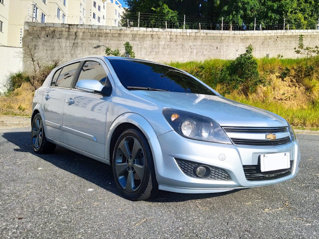 🚀 SUPER OFERTA EM JACAREÍ! 🚀 Você busca um hatch esportivo, completo e com um preço INACREDITÁVELMENTE abaixo da Tabela FIPE? Acaba de encontrar o seu próximo carro! Apresentamos este Vectra GT-X 2.0 Flex Manual 2010 na cor prata, pronto para te levar com estilo e conforto por Jacareí e região. UM VERDADEIRO ACHADO: PREÇO IMBATÍVEL: Apenas R$ 32.800 (Tabela FIPE: R$ 37.840)! Uma economia de mais de R$ 5.000!