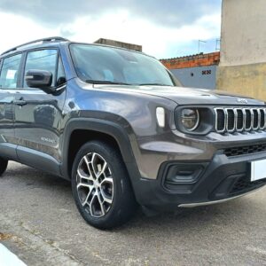 Renegade Longitude 2023 em São José dos Campos - SP Jeep Renegade Longitude 2023 automático – um dos SUVs mais desejados da categoria, com motor 1.3 Turbo Flex T270, câmbio automático e visual robusto, moderno e sofisticado. Ideal para quem busca conforto, desempenho e tecnologia de ponta com preço justo! 📍 Ano: 2023 | Cor: Cinza | 61.000 km 📍 Versão: Longitude | Motor 1.3 Turbo Flex | Câmbio Automático 💰 R$ 5.000 abaixo da FIPE! 🔹 FIPE: R$ 108.626 🔹 Oferta: R$ 103.600