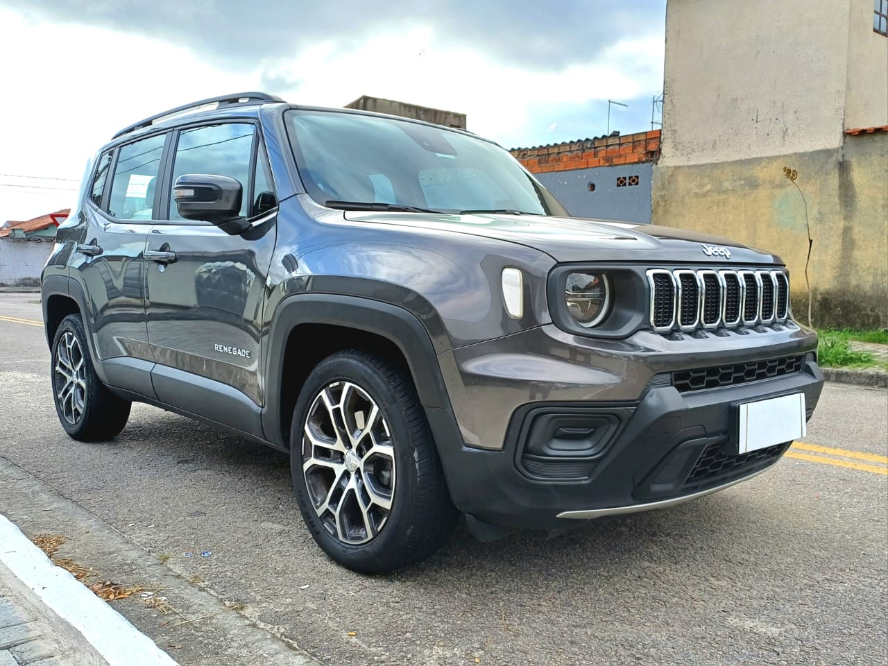 Renegade Longitude 2023 em São José dos Campos - SP Jeep Renegade Longitude 2023 automático – um dos SUVs mais desejados da categoria, com motor 1.3 Turbo Flex T270, câmbio automático e visual robusto, moderno e sofisticado. Ideal para quem busca conforto, desempenho e tecnologia de ponta com preço justo! 📍 Ano: 2023 | Cor: Cinza | 61.000 km 📍 Versão: Longitude | Motor 1.3 Turbo Flex | Câmbio Automático 💰 R$ 5.000 abaixo da FIPE! 🔹 FIPE: R$ 108.626 🔹 Oferta: R$ 103.600