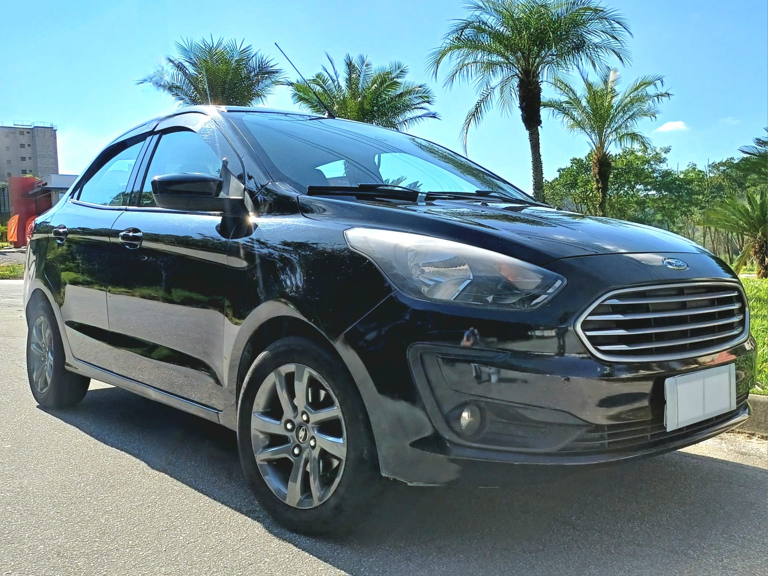 "Aproveite a Oportunidade Única! Ford Ka Sedan SE PLUS 1.5 Flex Automático 2020: O Sedan Completíssimo com Preço ABAIXO DA TABELA FIPE, Exclusivo na Facilita Autos! Se você busca um sedan automático espaçoso, recheado de equipamentos e com um preço que desafia o mercado, este Ford Ka Sedan SE PLUS 1.5 Flex 2020, na elegante cor Preto, é a sua chance de um negócio imperdível! Com um valor abaixo da Tabela FIPE, ele oferece um custo-benefício inigualável em Jacareí. Detalhes Essenciais do Ka Sedan SE PLUS: Ano/Modelo: 2020 Motorização: 1.5 Flex (potência ideal para o dia a dia e viagens) Câmbio: Automático (o conforto que você merece no trânsito!) Quilometragem: 141.000 km Cor: Preto VERSÃO SE PLUS - COMPLETÍSSIMO: Este Ka Sedan vem com todos os opcionais de fábrica: ar condicionado, direção elétrica, travas e vidros elétricos nas 4 portas, e ainda PILOTO AUTOMÁTICO, MULTIMÍDIA AVANÇADO, RODAS DE LIGA LEVE, retrovisores elétricos, e muito mais! Preço Facilita Autos: R$ 56.990
