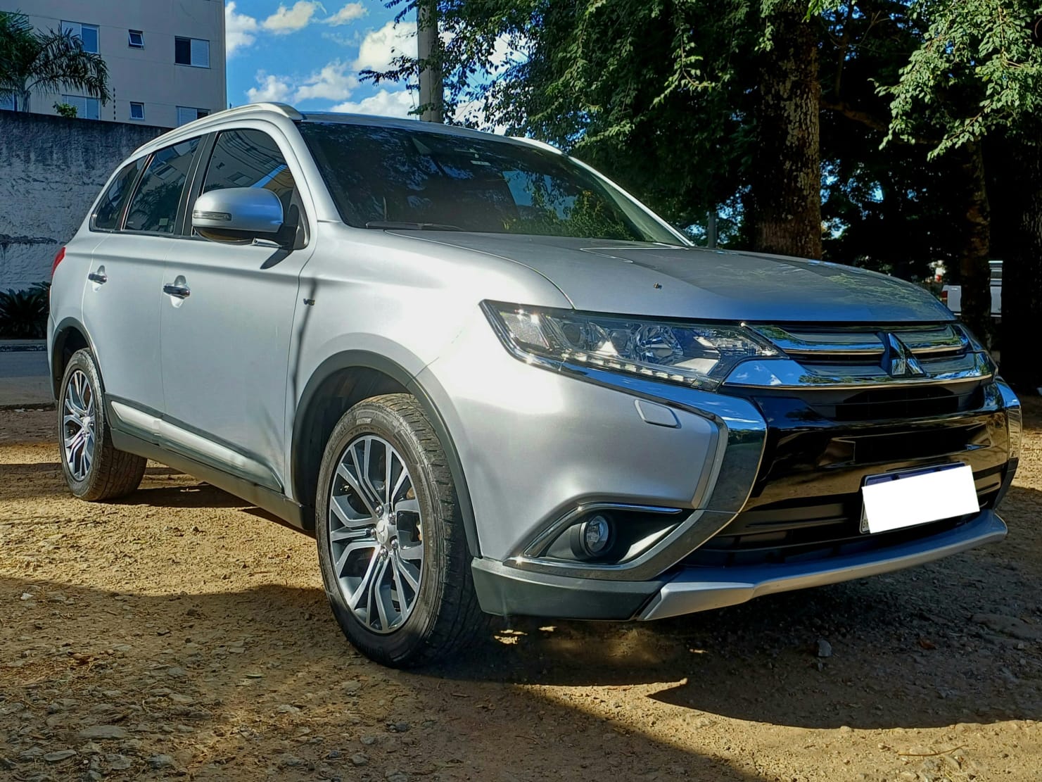 Descubra a Mitsubishi Outlander GT 3.0 V6 Automática 2018 na Facilita Autos: O SUV de Luxo Completo, com 7 Lugares, Revisões Exclusivas na Mitsubishi e Procedência Total para Sua Confiança!