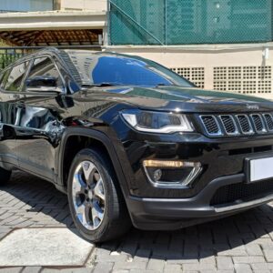 Chegou o Jeep Compass Limited 2.0 Flex 2018 na Facilita Autos! Este SUV é o topo de linha na motorização Flex, oferecendo o pacote de opcionais mais completo e um acabamento premium que o diferencia no mercado. É a união perfeita de conforto, tecnologia e a imponência de um Jeep.