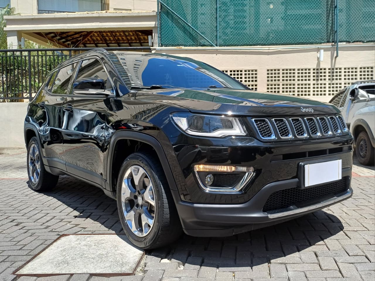 Chegou o Jeep Compass Limited 2.0 Flex 2018 na Facilita Autos! Este SUV é o topo de linha na motorização Flex, oferecendo o pacote de opcionais mais completo e um acabamento premium que o diferencia no mercado. É a união perfeita de conforto, tecnologia e a imponência de um Jeep.