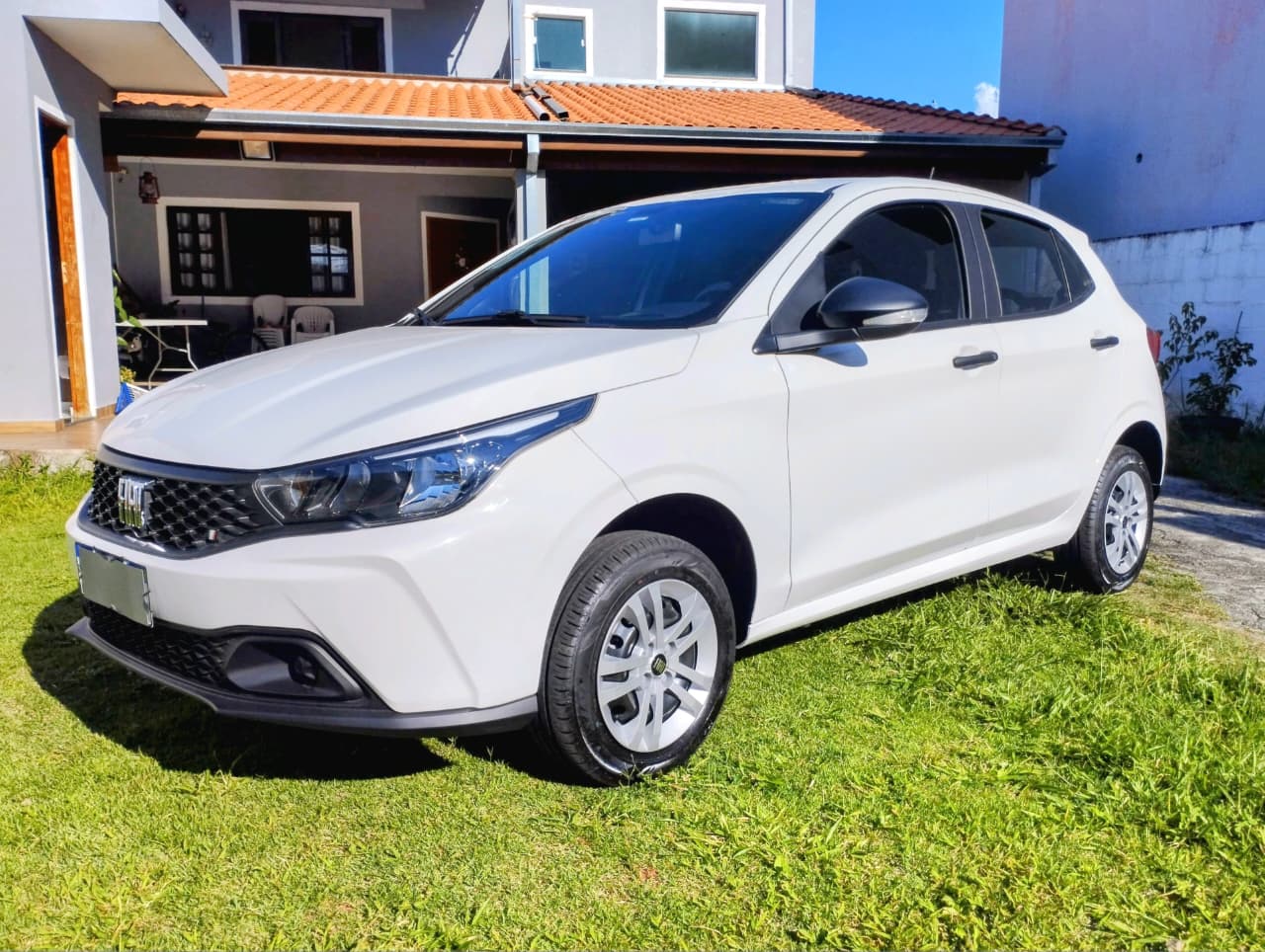 Oportunidade exclusiva na Facilita Autos para quem busca um carro novo com o melhor custo-benefício do mercado. O Fiat Argo 1.0 2026 Branco é ZERO KM e oferece a vantagem definitiva: já está documentado e emplacado.