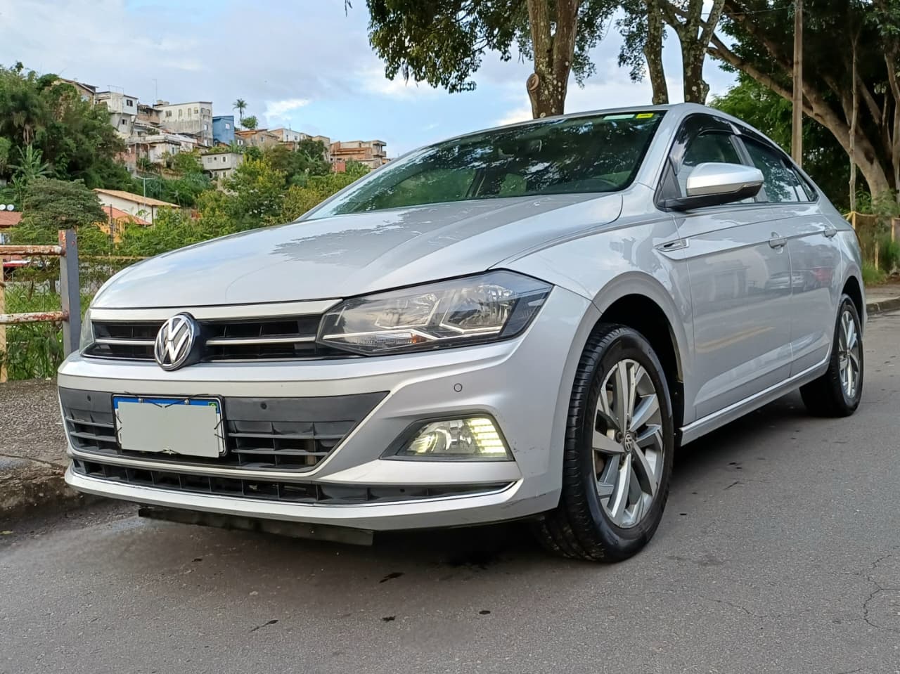 A Facilita Autos apresenta o Volkswagen Virtus Highline 2018, a versão mais sofisticada do sedan. Este exemplar de único dono se destaca pelo alto nível de tecnologia embarcada e pela manutenção rigorosa.