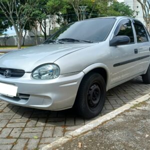A Facilita Autos apresenta este Corsa Classic 2004, uma excelente opção para quem busca um sedan compacto e extremamente confiável. O veículo se destaca pelo estado estético, com pintura nova, e pelo cuidado mecânico.