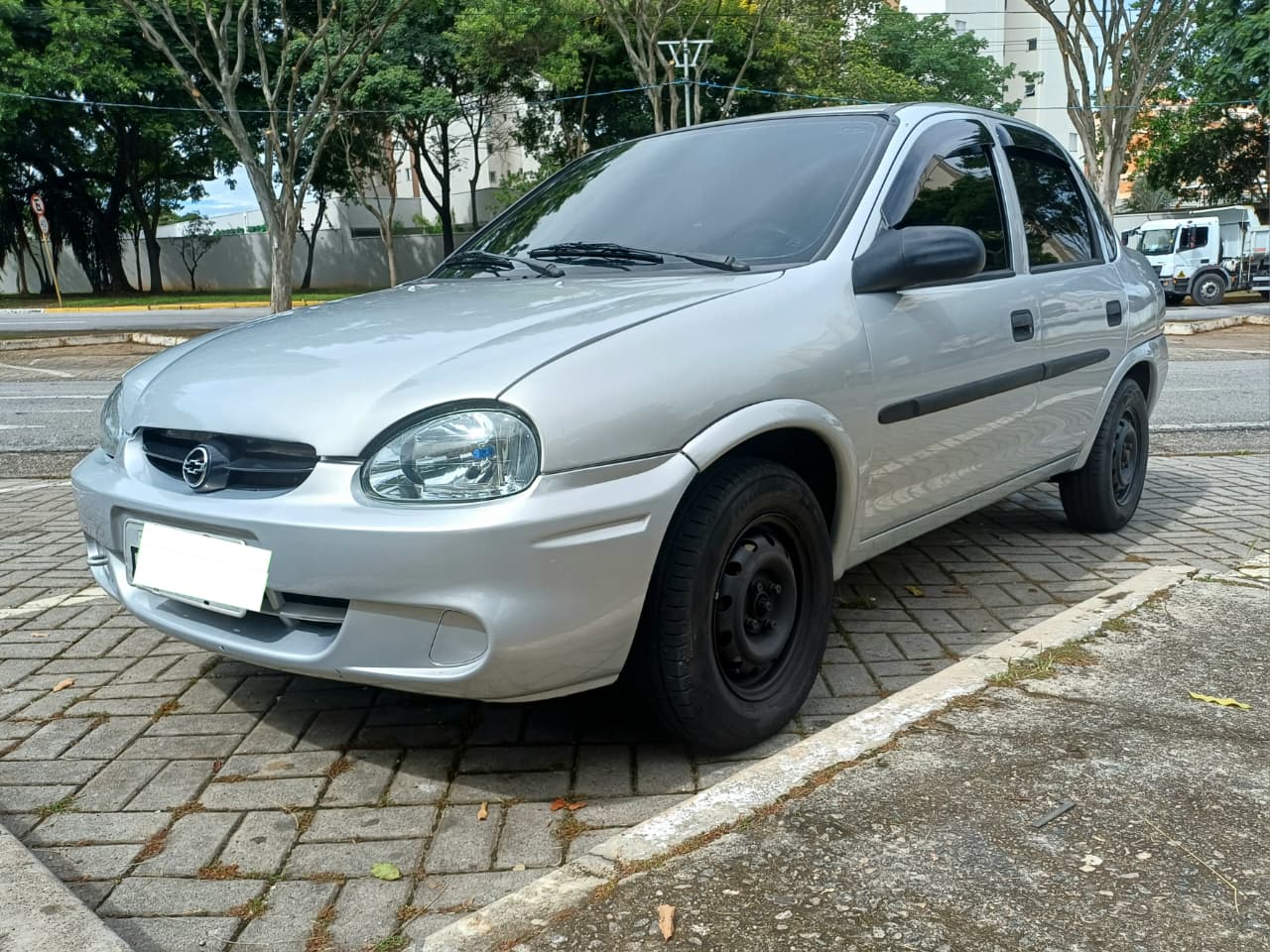 A Facilita Autos apresenta este Corsa Classic 2004, uma excelente opção para quem busca um sedan compacto e extremamente confiável. O veículo se destaca pelo estado estético, com pintura nova, e pelo cuidado mecânico.