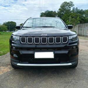 A Facilita Autos apresenta uma das melhores unidades de Jeep Compass disponíveis no mercado. Este modelo Longitude 2023 está equipado com o opcional Pack Premium, um diferencial que adiciona itens de conforto e tecnologia de luxo.