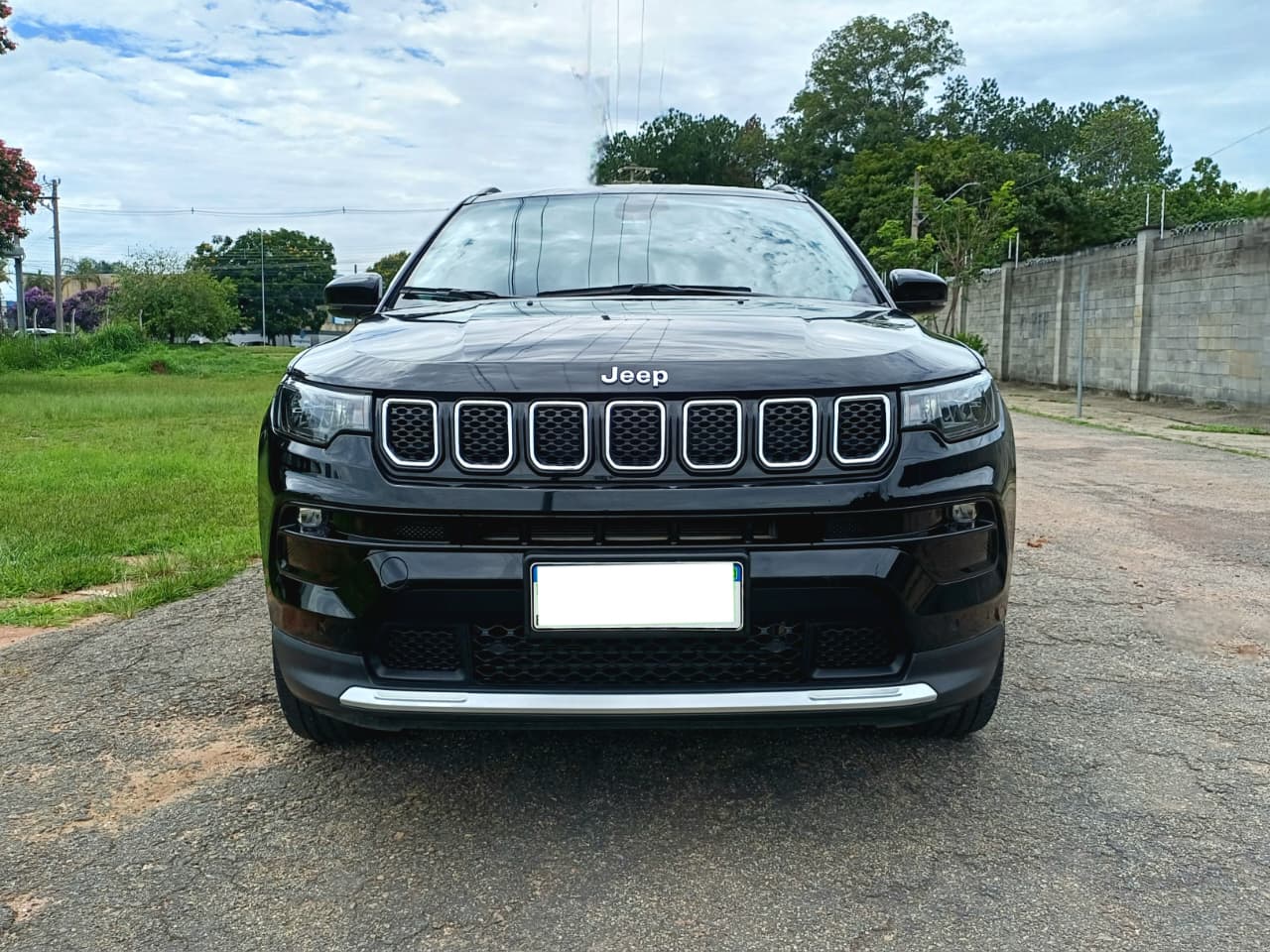 A Facilita Autos apresenta uma das melhores unidades de Jeep Compass disponíveis no mercado. Este modelo Longitude 2023 está equipado com o opcional Pack Premium, um diferencial que adiciona itens de conforto e tecnologia de luxo.