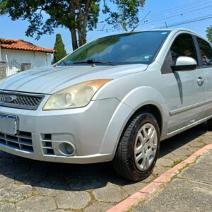 A Facilita Autos apresenta o Ford Fiesta Class 1.6, um dos hatches mais respeitados do mercado nacional. Este exemplar destaca-se pelo excelente estado mecânico, ideal para quem busca um carro pronto para o uso imediato sem preocupações com manutenção.