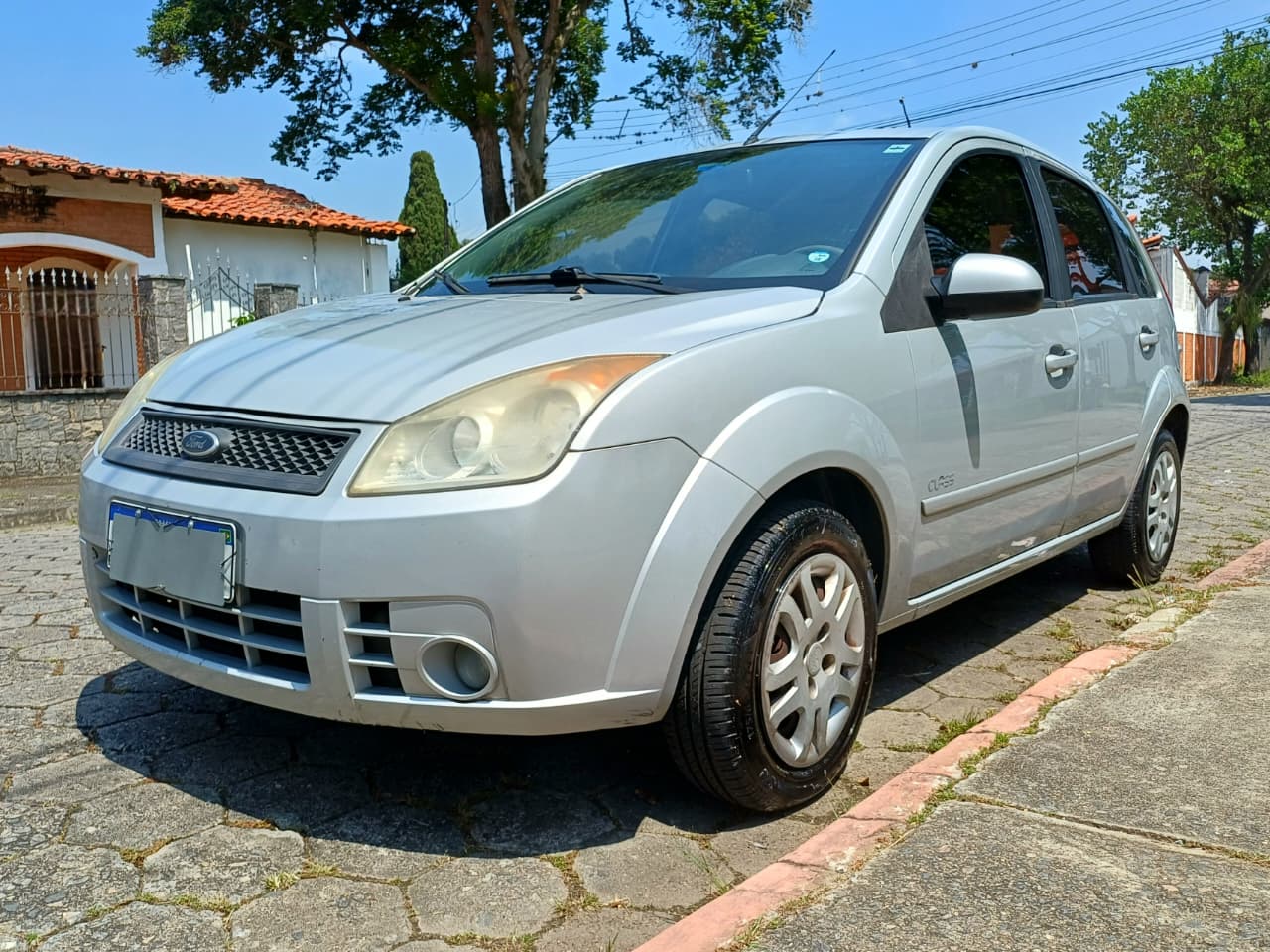 A Facilita Autos apresenta o Ford Fiesta Class 1.6, um dos hatches mais respeitados do mercado nacional. Este exemplar destaca-se pelo excelente estado mecânico, ideal para quem busca um carro pronto para o uso imediato sem preocupações com manutenção.