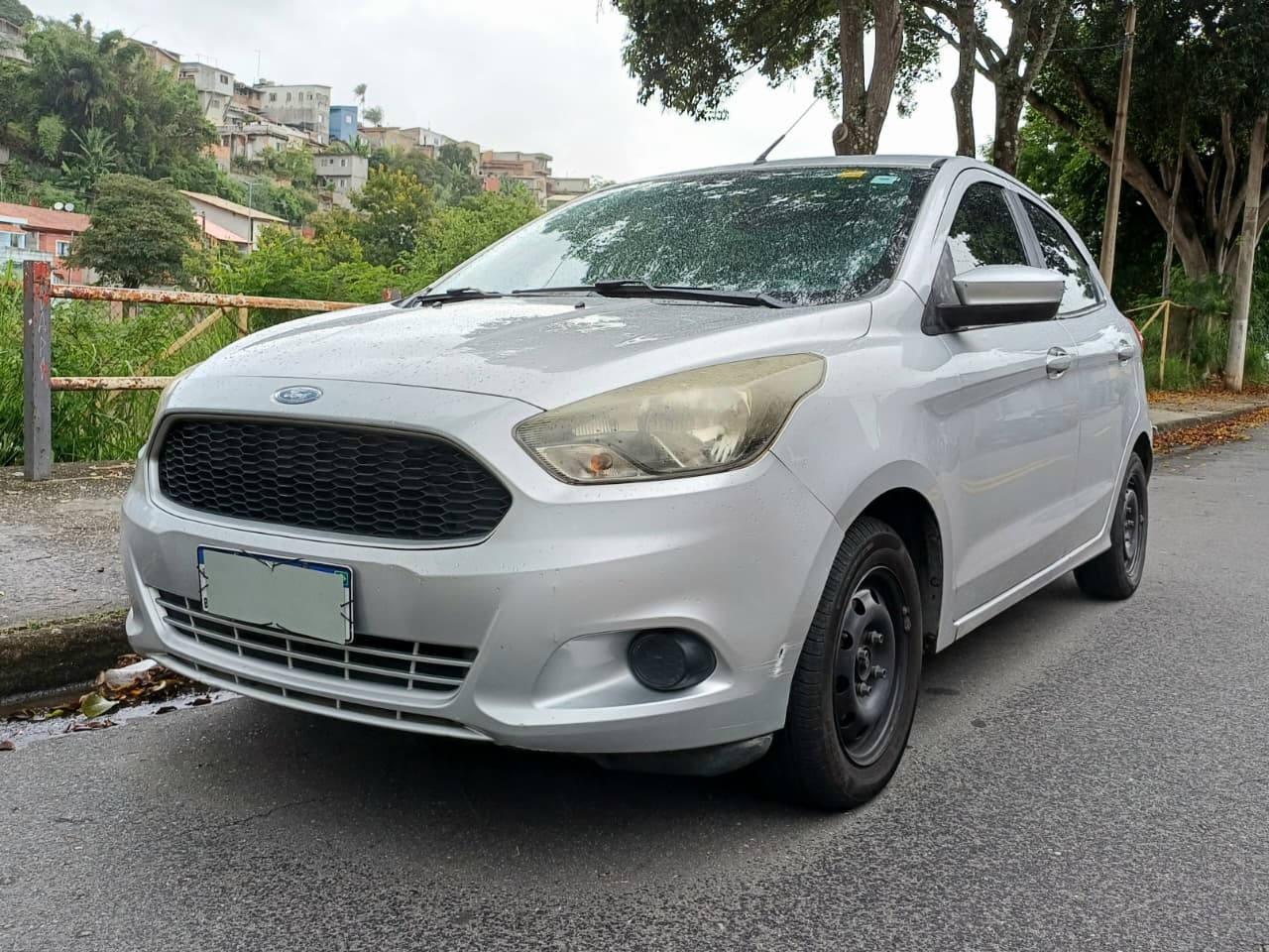 A Facilita Autos apresenta o Ford Ka SE 2015, um hatch moderno e funcional. Esta unidade é ideal para quem prioriza o ano do veículo e a manutenção mecânica em dia, com um investimento reduzido.