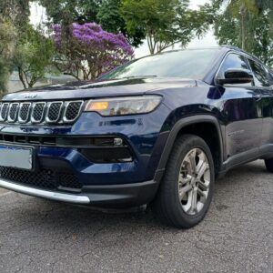 A Facilita Autos apresenta este belíssimo Jeep Compass Longitude 2023. Um veículo que se destaca não apenas pelo design icônico na cor azul, mas principalmente pelo seu histórico de conservação exemplar.