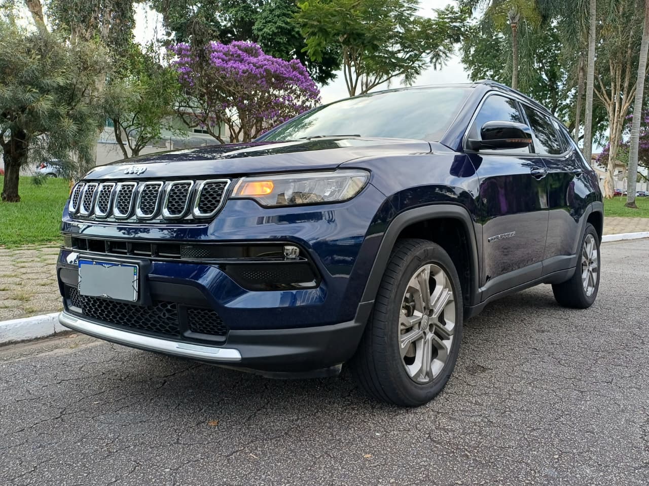A Facilita Autos apresenta este belíssimo Jeep Compass Longitude 2023. Um veículo que se destaca não apenas pelo design icônico na cor azul, mas principalmente pelo seu histórico de conservação exemplar.