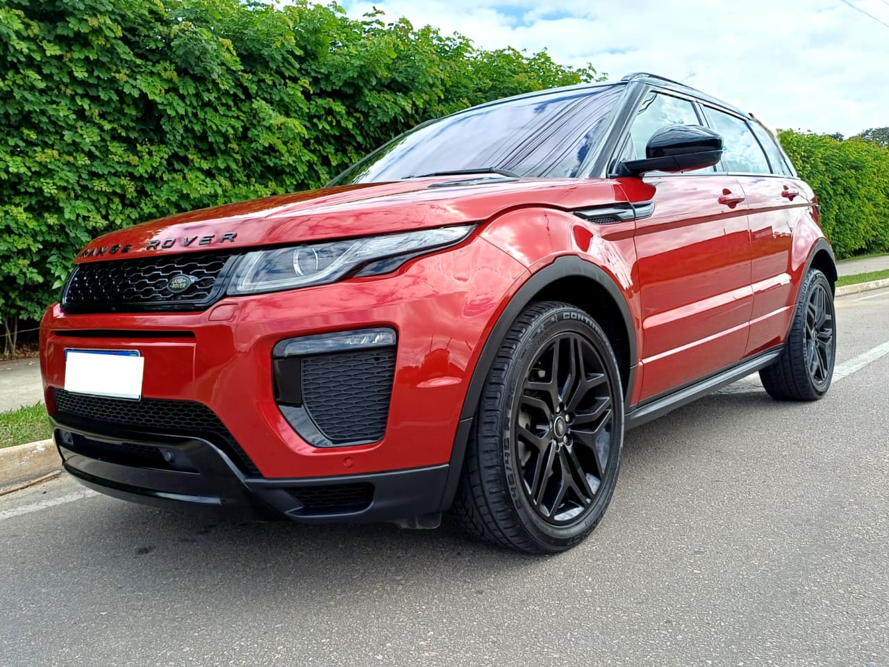A Facilita Autos apresenta uma unidade excepcional da Range Rover Evoque. O modelo HSE Dynamic é reconhecido por seu design arrojado e esportivo, e nesta belíssima cor Firenze Red, o carro se torna ainda mais exclusivo.