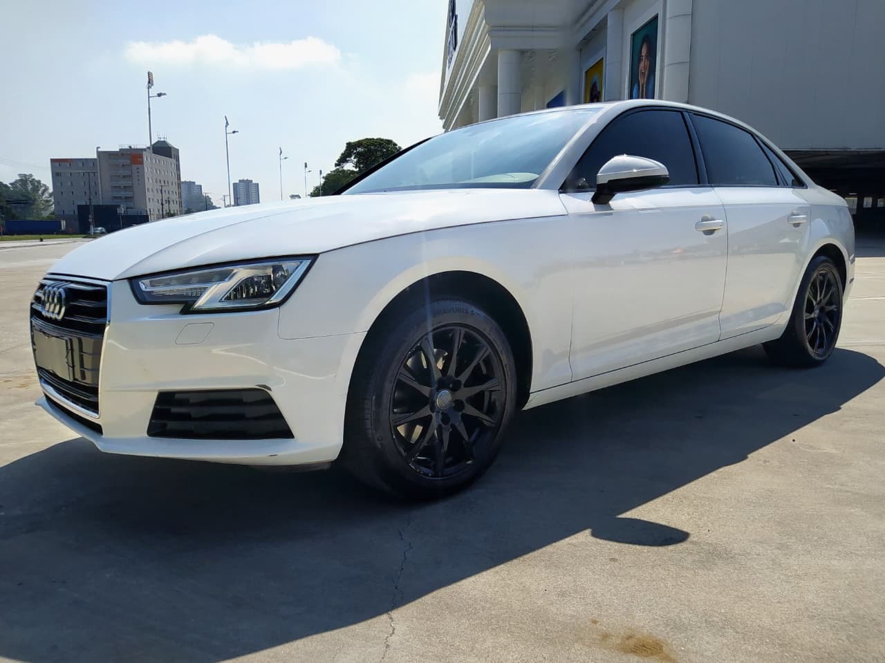 A Facilita Autos apresenta este impecável Audi A4 Attraction 2.0 TFSI 2017, uma oportunidade única para quem deseja ingressar no mercado de sedans premium com segurança. Além disso, convidamos você a conferir nosso estoque de veículos de luxo em Jacareí. Este modelo é mundialmente reconhecido pela sua engenharia alemã, oferecendo uma experiência de condução superior, tecnologia de ponta e um design que permanece atual e sofisticado.