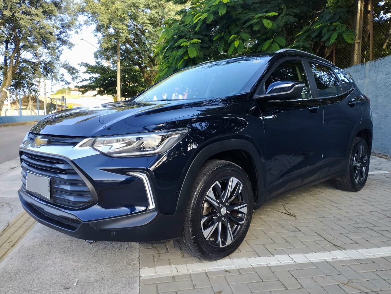 A Facilita Autos apresenta a Chevrolet Tracker Premier 2023, a versão que redefine o conceito de SUV compacto premium. Equipada com o eficiente motor 1.2 Turbo, esta unidade combina desempenho superior com um pacote de equipamentos inigualável.