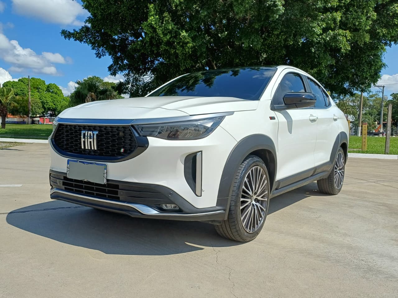 A Facilita Autos apresenta o Fiat Fastback Limited Edition 2024, o ápice da linha Fastback. Equipado com o motor T270 de 185cv, este veículo oferece uma experiência de condução dinâmica e tecnológica.