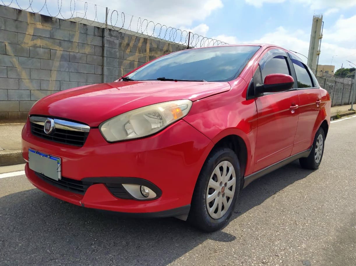 A Facilita Autos apresenta este Fiat Grand Siena Attractive 1.4 2013, uma excelente oportunidade para quem busca um sedan robusto, confortável e com histórico de manutenção impecável. Este modelo é conhecido por seu motor robusto, durável e econômico e um dos melhores espaços de porta-malas da categoria, sendo ideal para viagens em família ou para quem necessita de versatilidade no dia a dia.