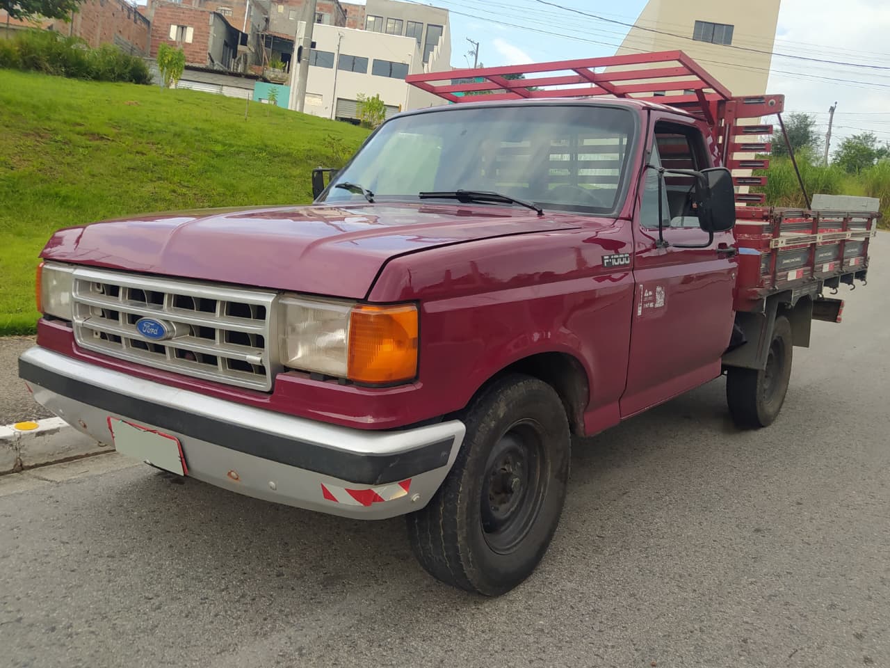 A Facilita Autos orgulhosamente apresenta esta Ford F1000 Super Série, equipada com o lendário e cobiçado motor MWM 3.9 Turbo Diesel. Além disso, convidamos você a conhecer nosso estoque de utilitários em Jacareí. Este veículo representa o ápice da robustez nacional, sendo uma das caminhonetes mais respeitadas por colecionadores e entusiastas do motor diesel pela sua longevidade e baixíssimo custo de manutenção.