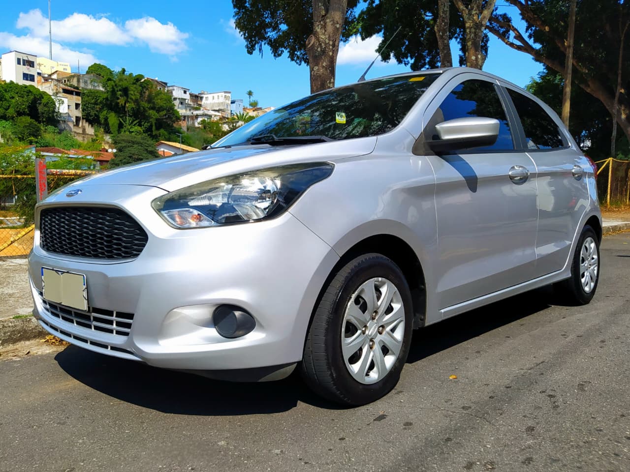 A Facilita Autos apresenta este Ford Ka SE 2018, uma das melhores opções do mercado para quem não abre mão de economia sem abdicar do conforto. Este veículo é equipado com o moderno motor Ti-VCT 1.0 Flex de 3 cilindros, amplamente conhecido por entregar excelente torque em baixas rotações e um consumo de combustível extremamente baixo, sendo a escolha ideal tanto para enfrentar o trânsito urbano quanto para pequenas viagens com agilidade.
