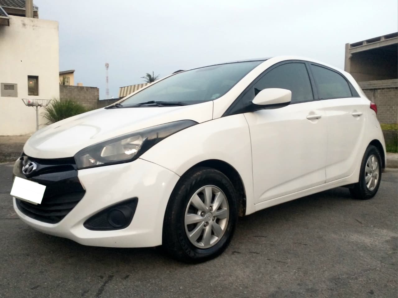 A Facilita Autos apresenta uma excelente oportunidade para quem busca o equilíbrio perfeito entre desempenho e custo-benefício: o Hyundai HB20 Comfort Plus 1.6 2014. Este hatch é amplamente reconhecido no mercado brasileiro por seu design moderno, baixo custo de manutenção e pela agilidade proporcionada pelo motor 1.6 de 128cv, que entrega uma experiência de condução muito superior à versão de entrada.