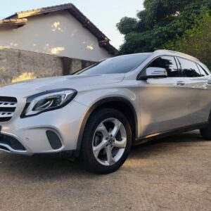 A Facilita Autos apresenta esta Mercedes GLA 200 2018, uma referência global no segmento de SUVs compactos premium. Além disso, convidamos você a conhecer nosso estoque de seminovos em Jacareí. Equipada com o eficiente motor 1.6 Turbo Flex, esta unidade combina a elegância característica da marca alemã com uma dirigibilidade ágil. Da mesma forma, o modelo é ideal para quem busca versatilidade tanto no uso urbano quanto em viagens de lazer com a família.