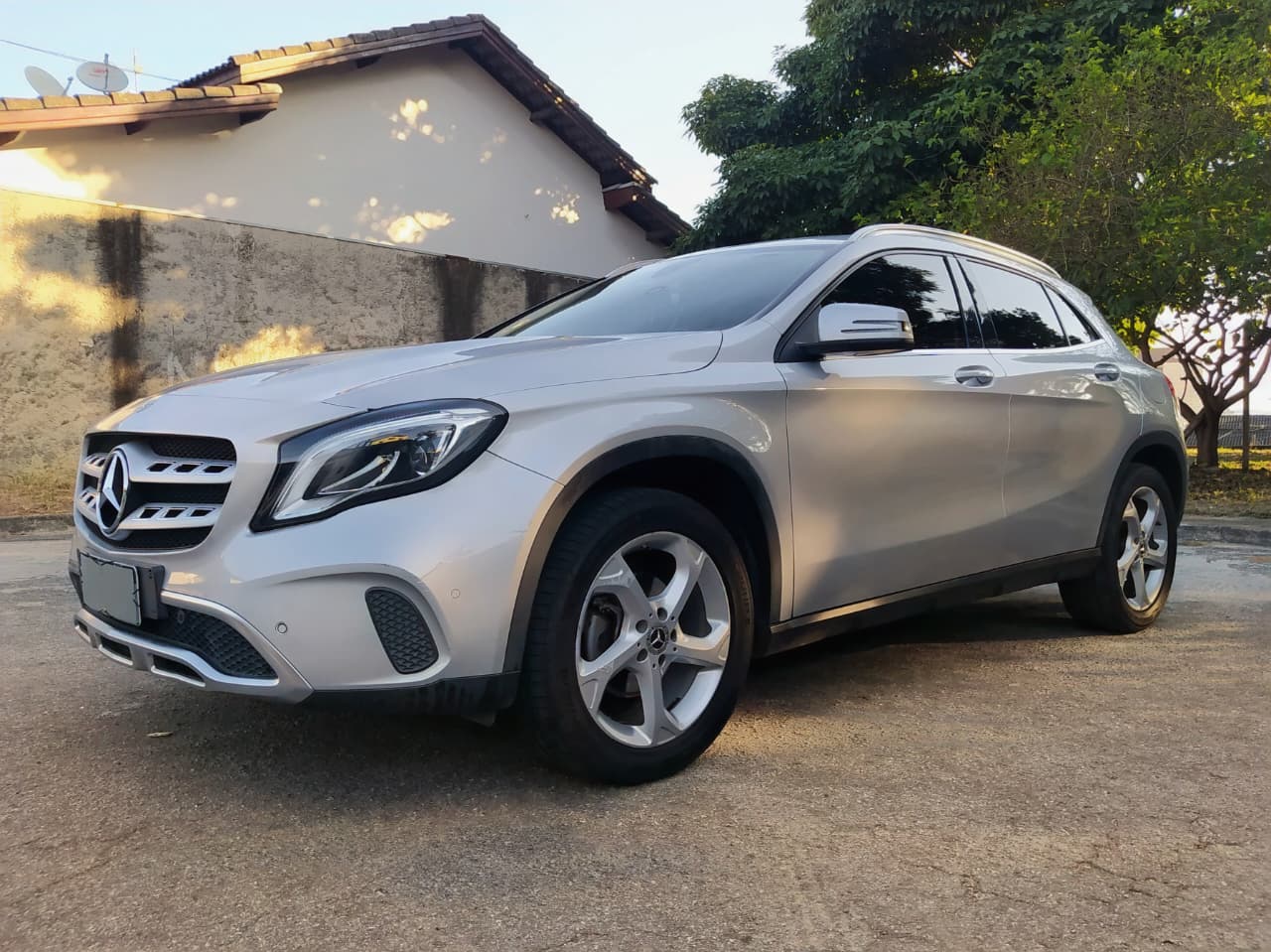 A Facilita Autos apresenta esta Mercedes GLA 200 2018, uma referência global no segmento de SUVs compactos premium. Além disso, convidamos você a conhecer nosso estoque de seminovos em Jacareí. Equipada com o eficiente motor 1.6 Turbo Flex, esta unidade combina a elegância característica da marca alemã com uma dirigibilidade ágil. Da mesma forma, o modelo é ideal para quem busca versatilidade tanto no uso urbano quanto em viagens de lazer com a família.