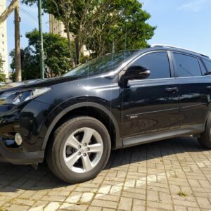 A Facilita Autos apresenta esta Toyota RAV4 2.0 2014, um veículo que é referência absoluta em durabilidade, segurança e conforto na categoria de SUVs. Além disso, convidamos você a conferir nosso estoque de seminovos em Jacareí. Equipada com motor 2.0 e câmbio automático, esta unidade oferece uma condução suave e eficiente, sendo ideal para famílias que buscam um carro espaçoso tanto para viagens quanto para o uso urbano diário.