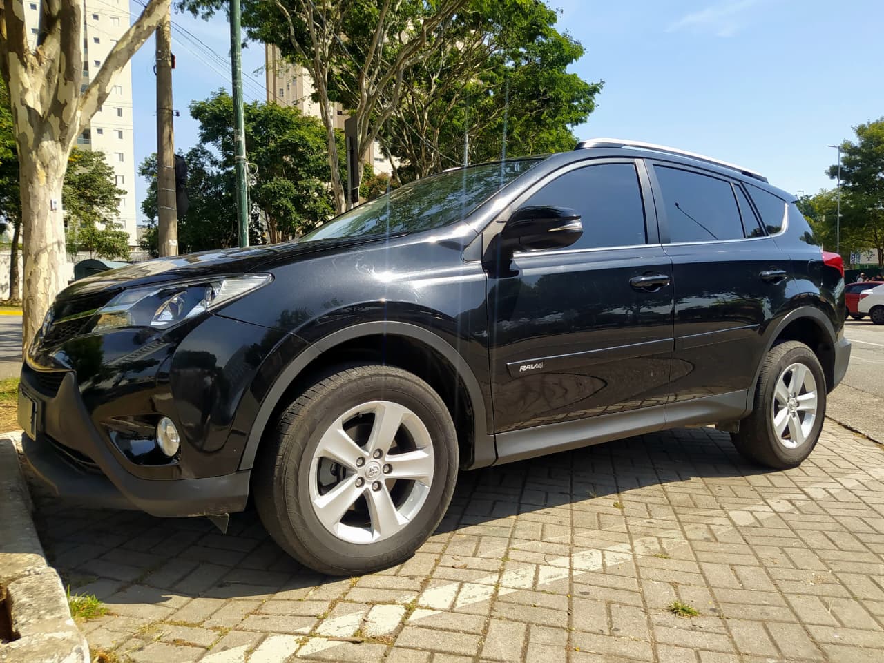 A Facilita Autos apresenta esta Toyota RAV4 2.0 2014, um veículo que é referência absoluta em durabilidade, segurança e conforto na categoria de SUVs. Além disso, convidamos você a conferir nosso estoque de seminovos em Jacareí. Equipada com motor 2.0 e câmbio automático, esta unidade oferece uma condução suave e eficiente, sendo ideal para famílias que buscam um carro espaçoso tanto para viagens quanto para o uso urbano diário.