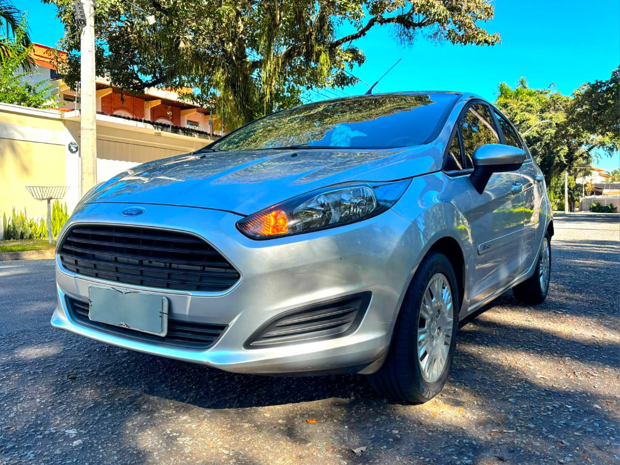 Ford New Fiesta Hatch 2016 em Jacareí Ford New Fiesta prata 2016 New Fiesta Hatch 2016 revisado Interior Ford New Fiesta Hatch Ford New Fiesta com 89 mil km Ford New Fiesta seminovo em Jacareí New Fiesta com perícia cautelar aprovada Ford New Fiesta em excelente estado