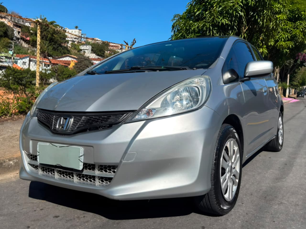 Honda Fit DX 2014 em Jacareí Honda Fit prata 2014 Honda Fit DX manual Interior Honda Fit 2014 Honda Fit revisado Honda Fit com histórico de revisões Honda Fit seminovo em Jacareí Honda Fit com perícia cautelar aprovada