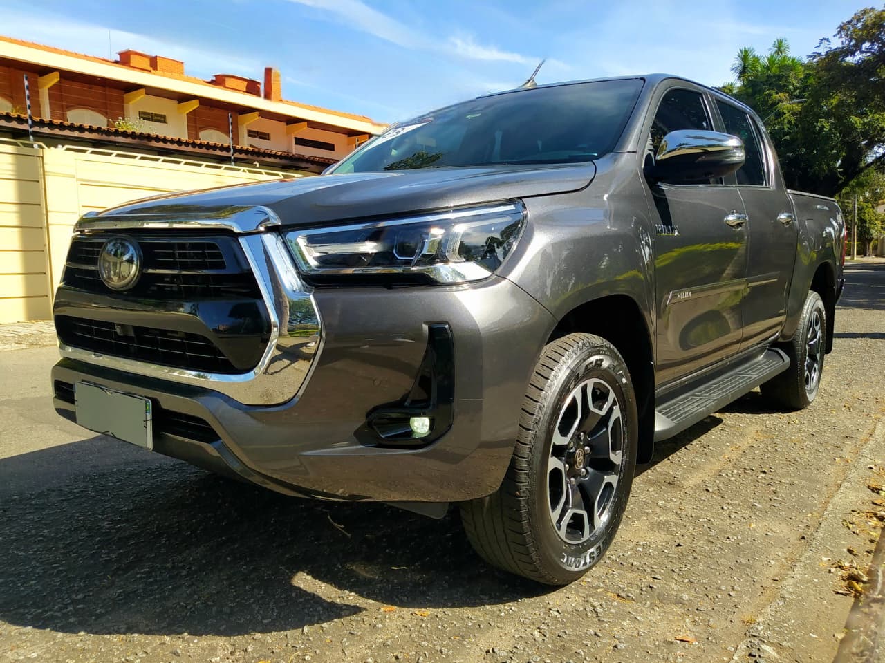 toyota hilux srx 2.8 tdi 2023 em jacarei Toyota Hilux SRX 2023 cinza diesel 4x4 Hilux Cabine Dupla SRX 2.8 em Jacareí Interior em couro Toyota Hilux SRX 2023 Painel e câmbio automático Hilux SRX 2023 Toyota Hilux cinza de único dono em Jacareí Hilux SRX 2023 com garantia de fábrica Toyota Hilux com perícia cautelar aprovada