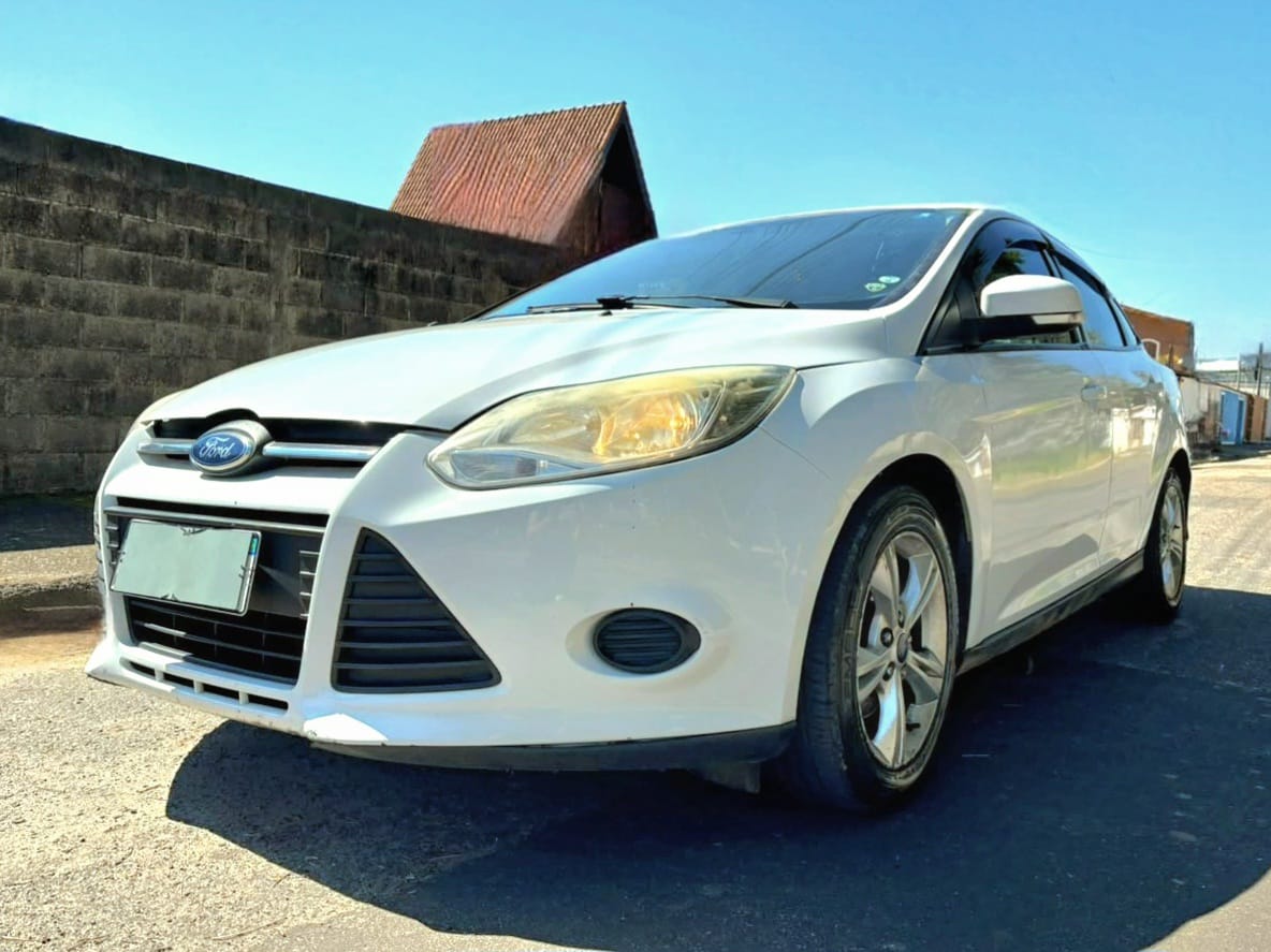 ford focus fastback 2.0 2015 em jacarei Ford Focus Fastback 2015 branco automático Sedã Ford Focus 2.0 Flex em Jacareí Interior e painel Ford Focus Fastback 2015 Câmbio automático Ford Focus 2015 Ford Focus branco 2015 revisado em Jacareí Ford Focus Fastback 2015 abaixo da FIPE Ford Focus 2015 com perícia cautelar aprovada