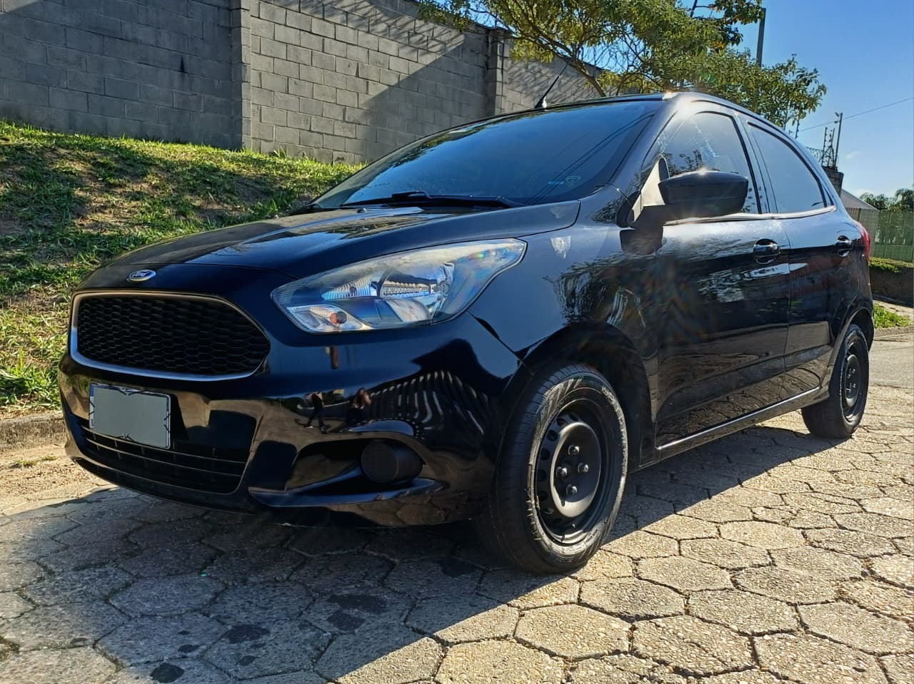 02 ford-ka-se-2018-frente.jpg Ford Ka SE 2018 visto de frente 03 ford-ka-se-2018-lateral.jpg Ford Ka SE 2018 preto vista lateral 04 ford-ka-se-2018-traseira.jpg Traseira do Ford Ka SE 2018 05 ford-ka-se-2018-interior.jpg Interior do Ford Ka SE 2018 06 ford-ka-se-2018-painel.jpg Painel do Ford Ka SE 2018 07 ford-ka-se-2018-bancos.jpg Bancos do Ford Ka SE 2018 08 ford-ka-se-2018-porta-malas.jpg Porta-malas do Ford Ka SE 2018 09 ford-ka-se-2018-pneus.jpg Pneus do Ford Ka SE 2018 em ótimo estado 10 ford-ka-se-2018-motor.jpg Motor do Ford Ka SE 2018