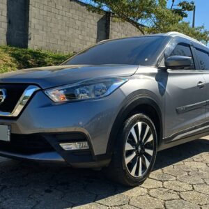nissan-kicks-sl-2017-cinza.jpg Nissan Kicks SL 2017 automático cinza 02 nissan-kicks-sl-2017-frente.jpg Nissan Kicks SL 2017 visto de frente 03 nissan-kicks-sl-2017-lateral.jpg Nissan Kicks SL 2017 cinza vista lateral 04 nissan-kicks-sl-2017-traseira.jpg Traseira do Nissan Kicks SL 2017 05 nissan-kicks-sl-2017-interior.jpg Interior do Nissan Kicks SL 2017 06 nissan-kicks-sl-2017-painel.jpg Painel do Nissan Kicks SL 2017 automático 07 nissan-kicks-sl-2017-bancos.jpg Bancos e acabamento interno do Nissan Kicks SL 2017 08 nissan-kicks-sl-2017-porta-malas.jpg Porta-malas do Nissan Kicks SL 2017 09 nissan-kicks-sl-2017-rodas-pneus.jpg Rodas e pneus do Nissan Kicks SL 2017 10 nissan-kicks-sl-2017-motor.jpg Compartimento do motor do Nissan Kicks SL 2017