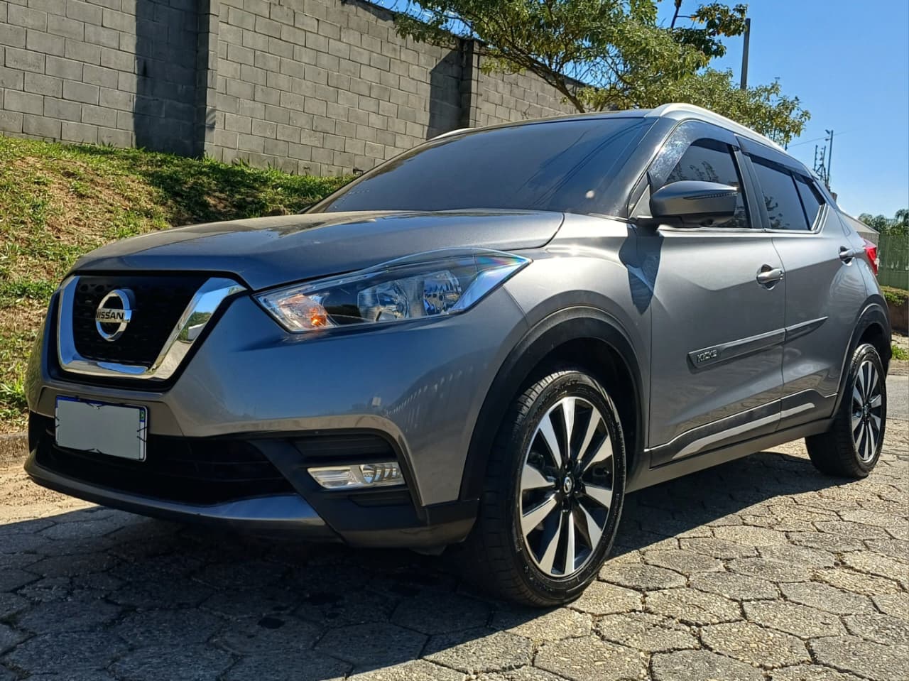 nissan-kicks-sl-2017-cinza.jpg Nissan Kicks SL 2017 automático cinza 02 nissan-kicks-sl-2017-frente.jpg Nissan Kicks SL 2017 visto de frente 03 nissan-kicks-sl-2017-lateral.jpg Nissan Kicks SL 2017 cinza vista lateral 04 nissan-kicks-sl-2017-traseira.jpg Traseira do Nissan Kicks SL 2017 05 nissan-kicks-sl-2017-interior.jpg Interior do Nissan Kicks SL 2017 06 nissan-kicks-sl-2017-painel.jpg Painel do Nissan Kicks SL 2017 automático 07 nissan-kicks-sl-2017-bancos.jpg Bancos e acabamento interno do Nissan Kicks SL 2017 08 nissan-kicks-sl-2017-porta-malas.jpg Porta-malas do Nissan Kicks SL 2017 09 nissan-kicks-sl-2017-rodas-pneus.jpg Rodas e pneus do Nissan Kicks SL 2017 10 nissan-kicks-sl-2017-motor.jpg Compartimento do motor do Nissan Kicks SL 2017