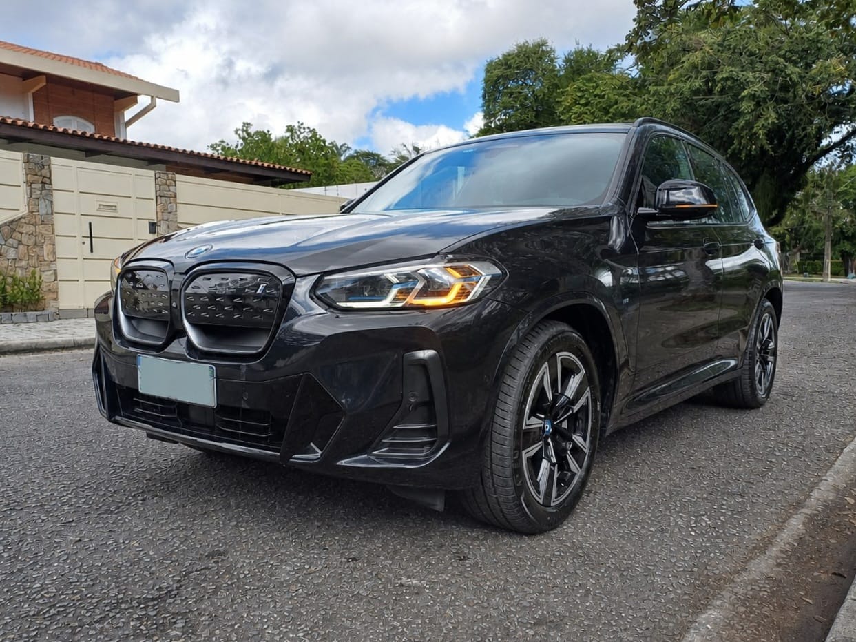 BMW iX3 M Sport 2022 preta em São José dos Campos